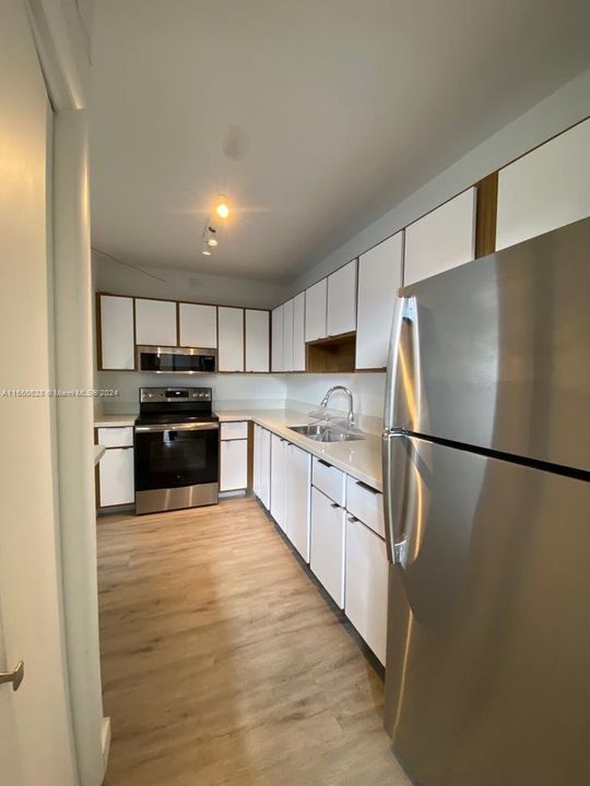 For Sale: $279,900 (2 beds, 2 baths, 960 Square Feet)