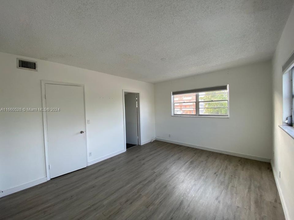 For Sale: $279,900 (2 beds, 2 baths, 960 Square Feet)