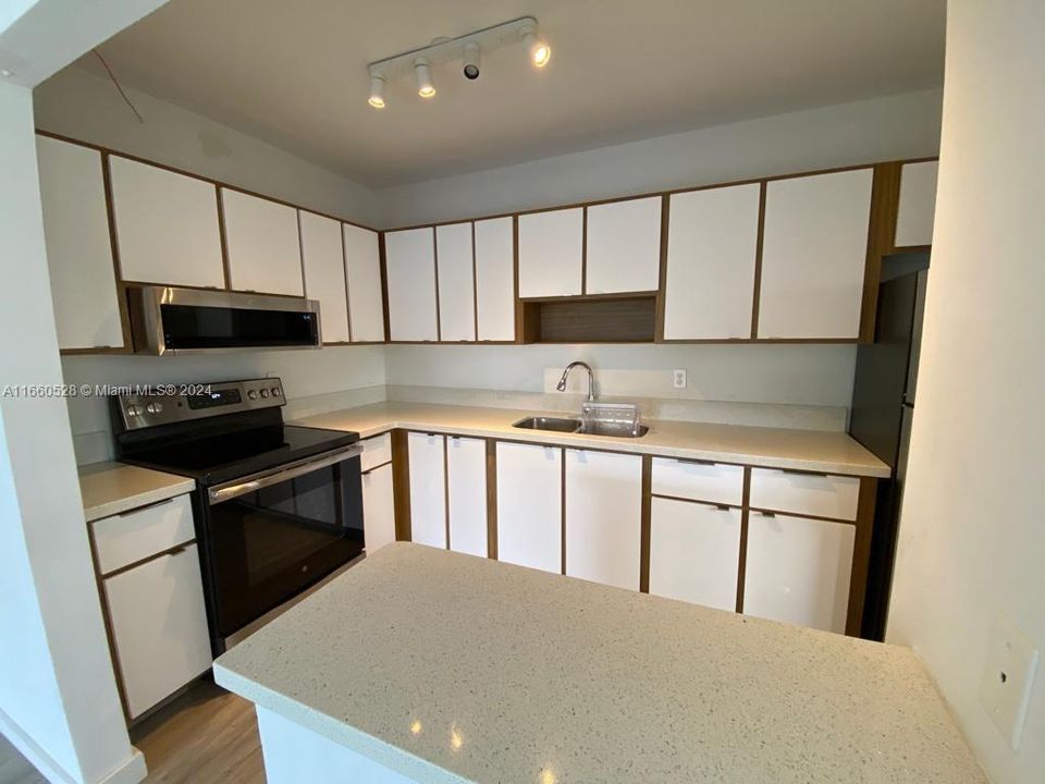 For Sale: $279,900 (2 beds, 2 baths, 960 Square Feet)