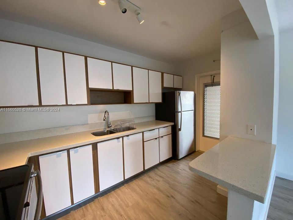 For Sale: $279,900 (2 beds, 2 baths, 960 Square Feet)