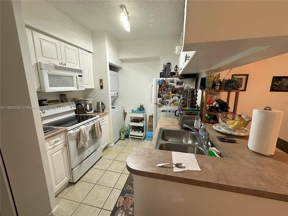 For Sale: $379,000 (1 beds, 1 baths, 673 Square Feet)