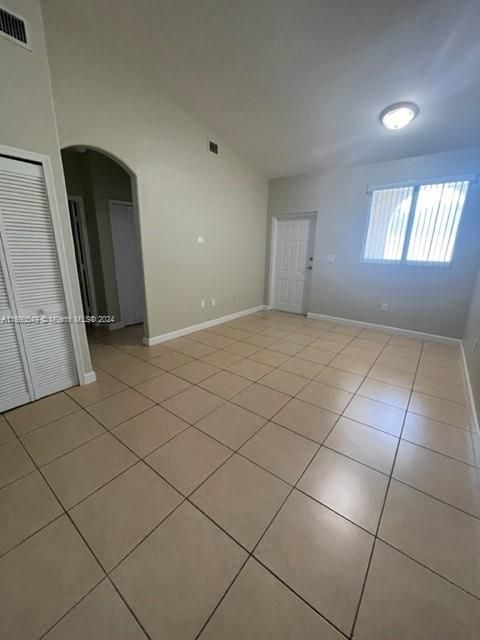 For Rent: $1,995 (2 beds, 2 baths, 930 Square Feet)