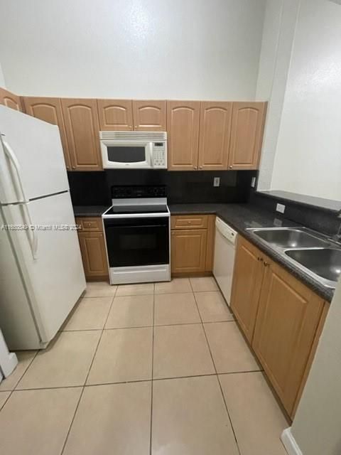 For Rent: $1,995 (2 beds, 2 baths, 930 Square Feet)