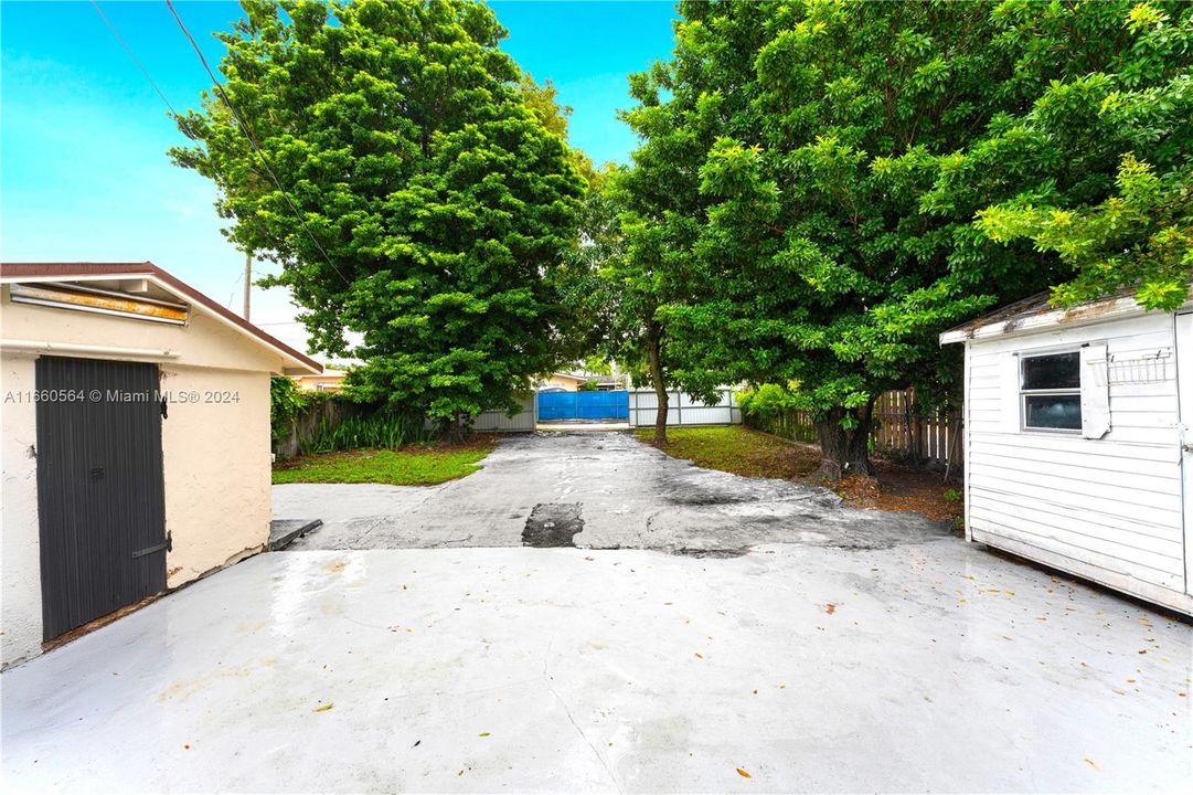 For Sale: $715,000 (3 beds, 2 baths, 1172 Square Feet)