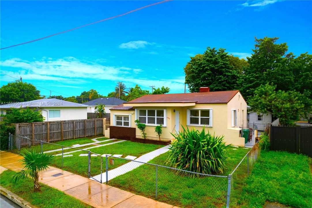 For Sale: $715,000 (3 beds, 2 baths, 1172 Square Feet)