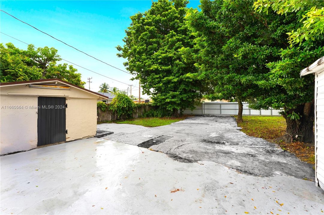 For Sale: $715,000 (3 beds, 2 baths, 1172 Square Feet)