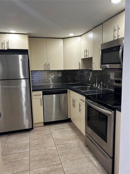 For Sale: $285,000 (2 beds, 2 baths, 1024 Square Feet)