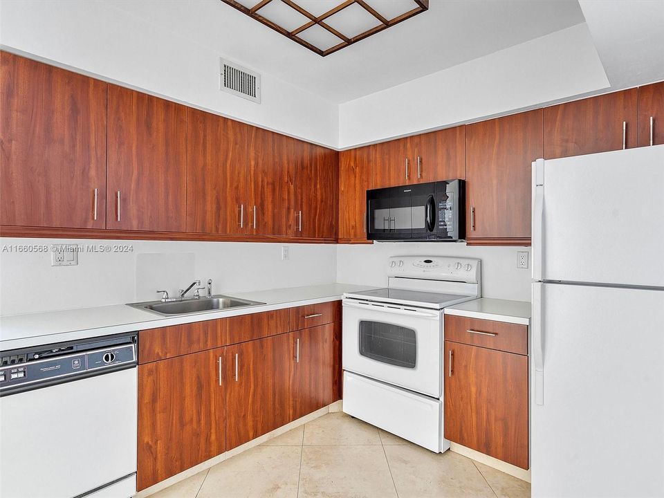 For Sale: $420,000 (2 beds, 2 baths, 1091 Square Feet)