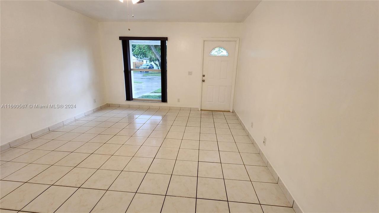 For Rent: $2,000 (2 beds, 1 baths, 1077 Square Feet)