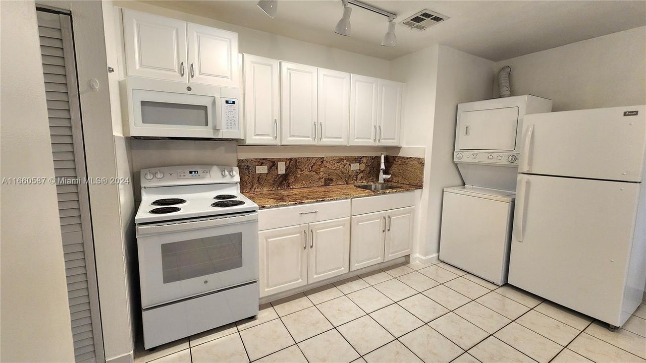 For Rent: $2,000 (2 beds, 1 baths, 1077 Square Feet)