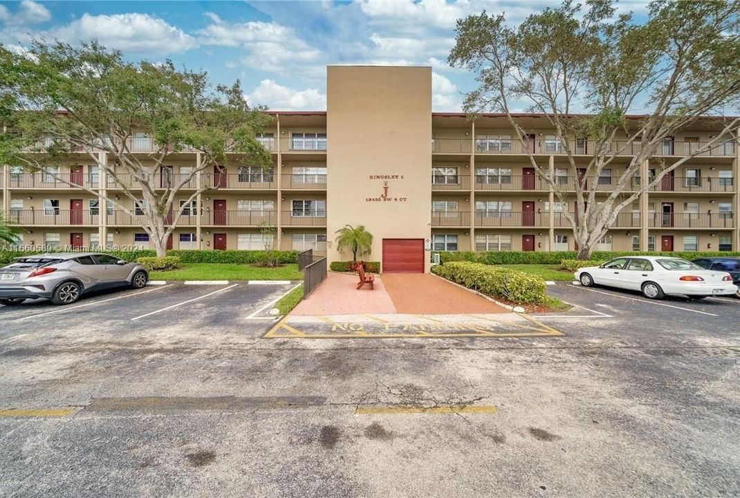 Active With Contract: $1,750 (1 beds, 1 baths, 685 Square Feet)