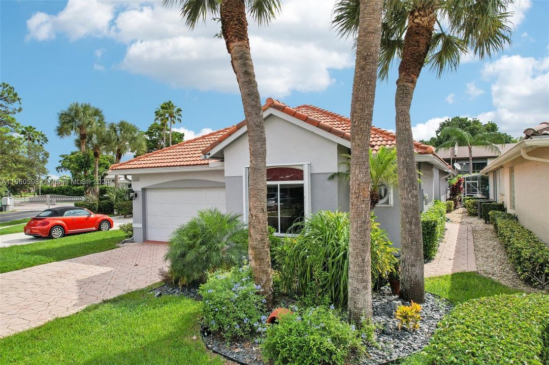 For Sale: $720,000 (3 beds, 2 baths, 2213 Square Feet)