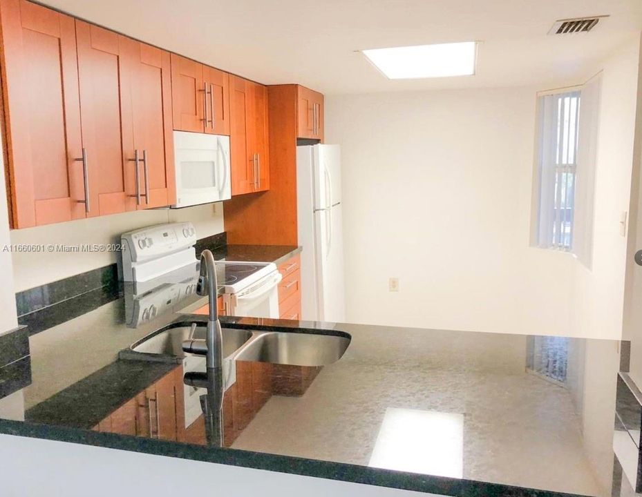 For Sale: $320,000 (2 beds, 2 baths, 978 Square Feet)