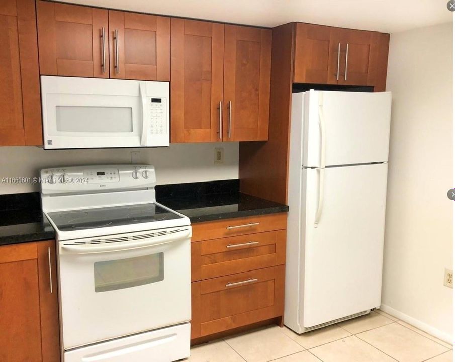 For Sale: $320,000 (2 beds, 2 baths, 978 Square Feet)