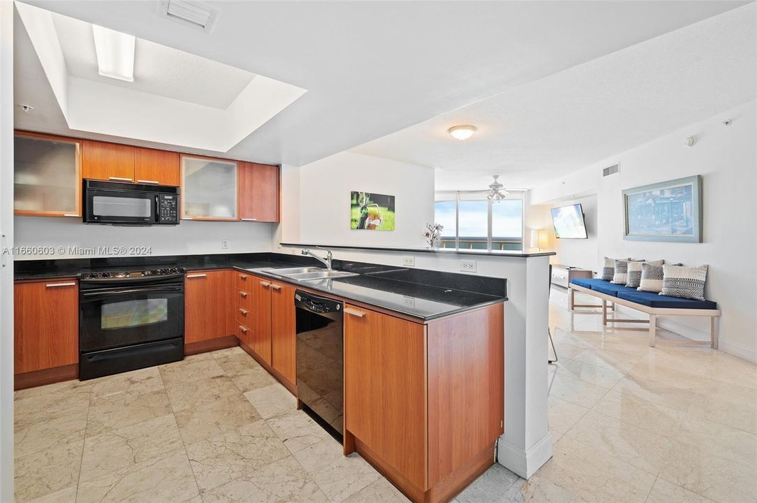 For Sale: $739,000 (1 beds, 1 baths, 1000 Square Feet)