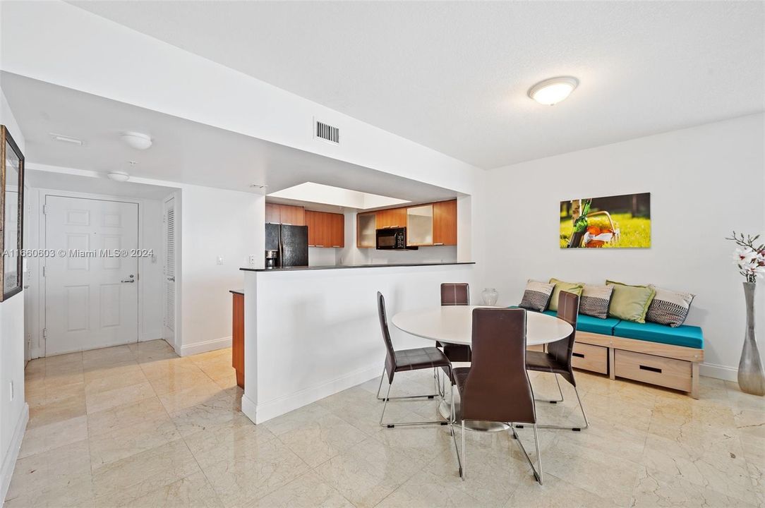 For Sale: $739,000 (1 beds, 1 baths, 1000 Square Feet)