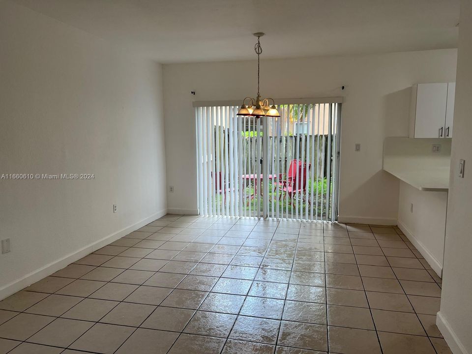 For Rent: $2,500 (3 beds, 2 baths, 1295 Square Feet)