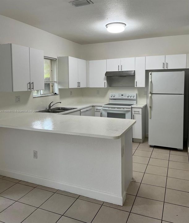 For Rent: $2,500 (3 beds, 2 baths, 1295 Square Feet)