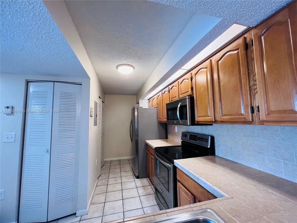 For Rent: $1,900 (1 beds, 1 baths, 813 Square Feet)