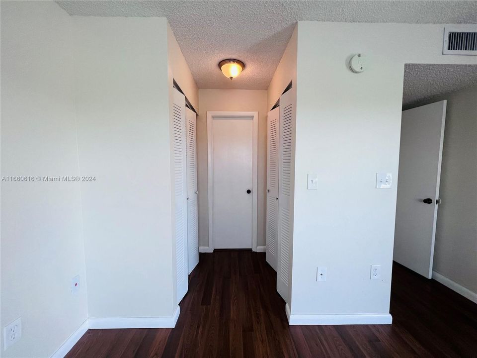 For Rent: $1,900 (1 beds, 1 baths, 813 Square Feet)