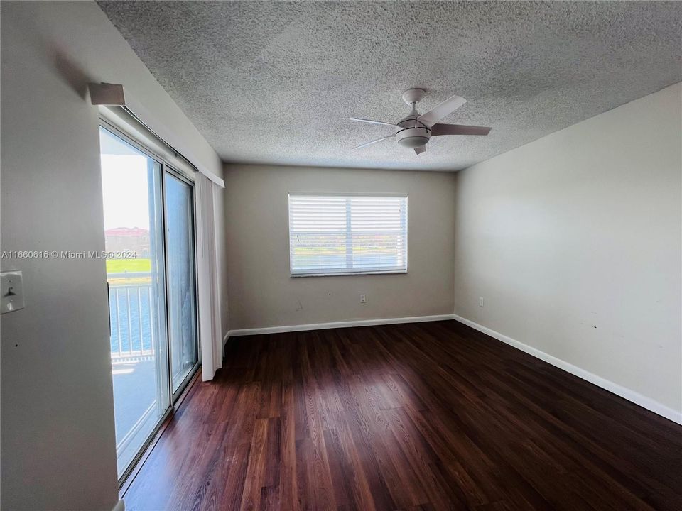 For Rent: $1,900 (1 beds, 1 baths, 813 Square Feet)