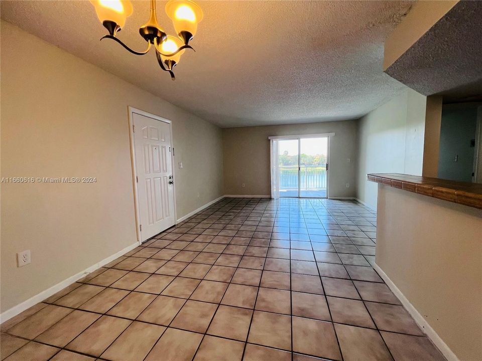 For Rent: $1,900 (1 beds, 1 baths, 813 Square Feet)