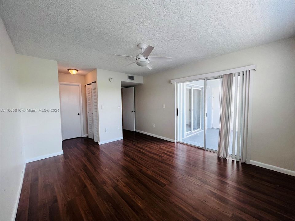 For Rent: $1,900 (1 beds, 1 baths, 813 Square Feet)