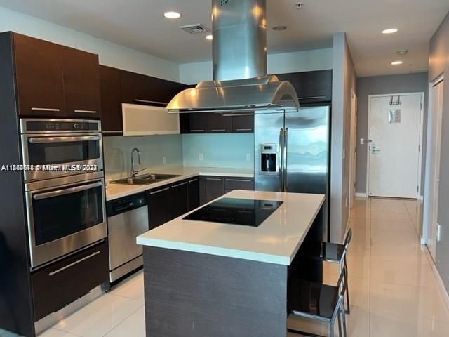 For Rent: $3,200 (2 beds, 2 baths, 828 Square Feet)