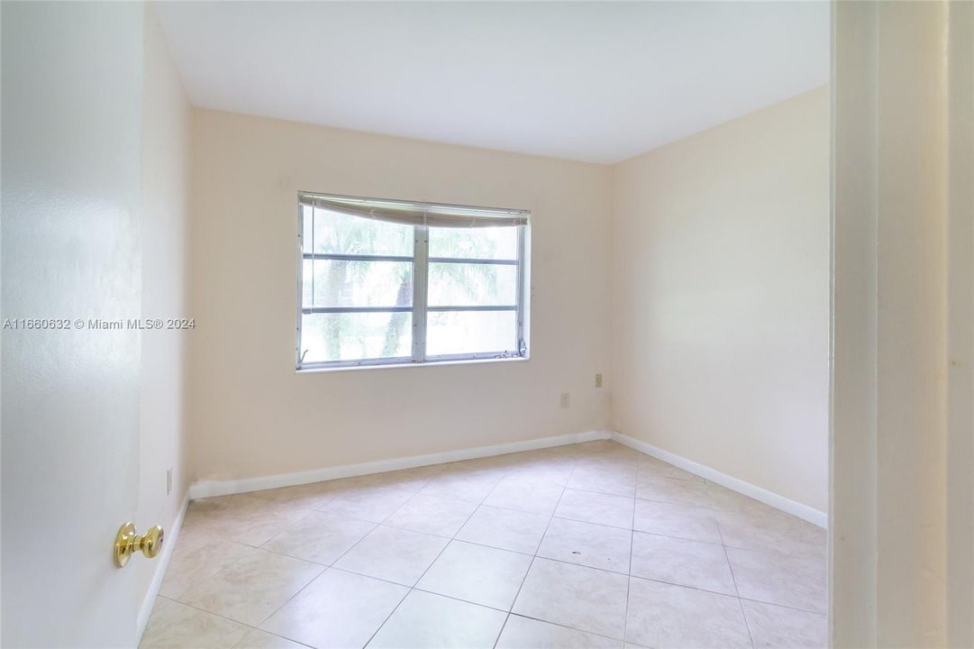 For Rent: $2,100 (2 beds, 1 baths, 910 Square Feet)