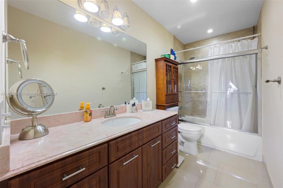 For Sale: $280,000 (2 beds, 2 baths, 1070 Square Feet)