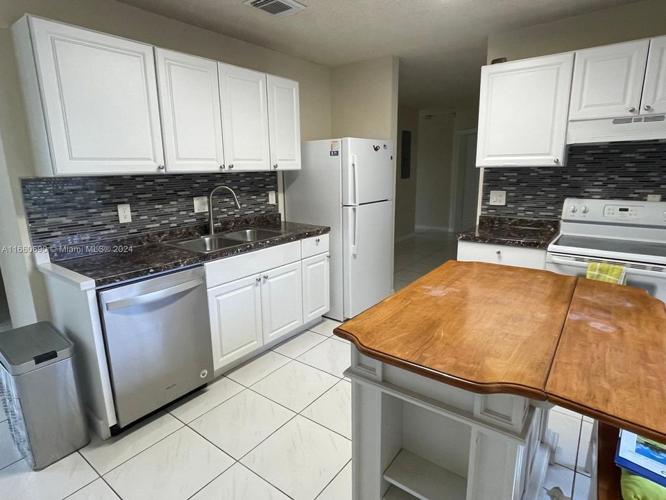 For Rent: $3,100 (3 beds, 2 baths, 1551 Square Feet)