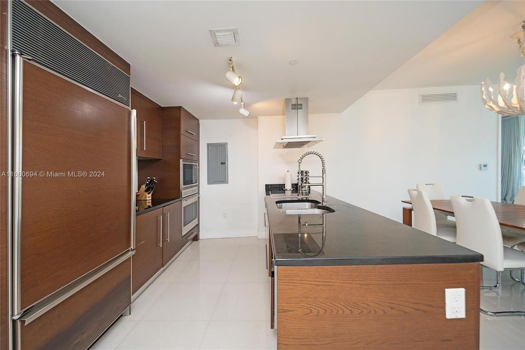 For Rent: $5,800 (2 beds, 2 baths, 1390 Square Feet)