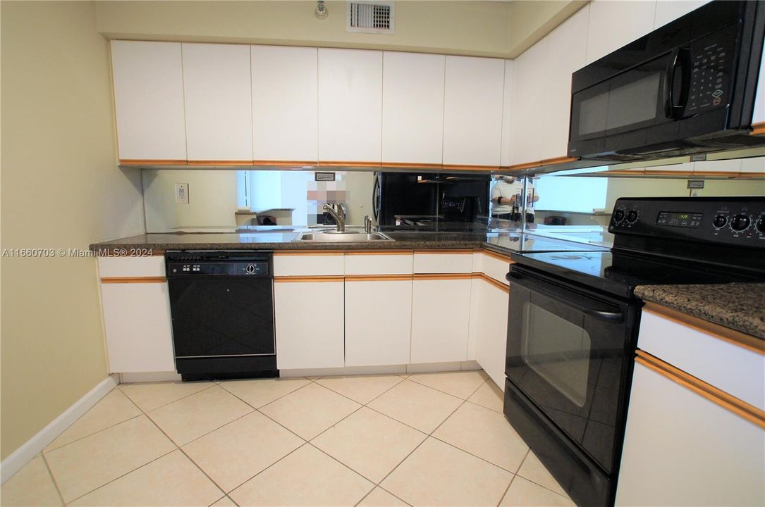 For Rent: $3,400 (2 beds, 2 baths, 1181 Square Feet)