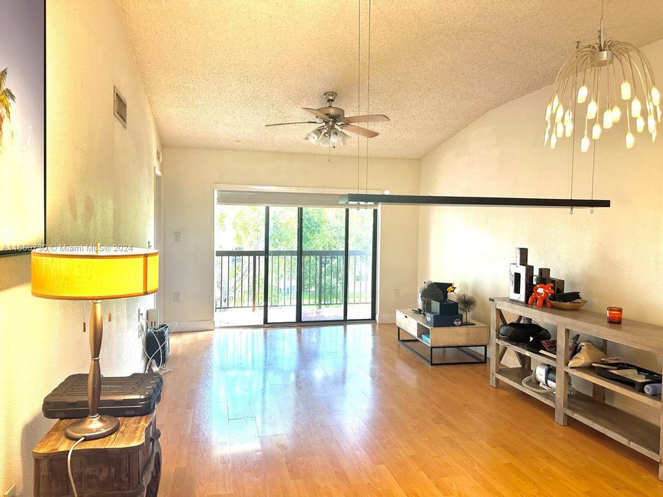 For Rent: $2,100 (2 beds, 2 baths, 986 Square Feet)