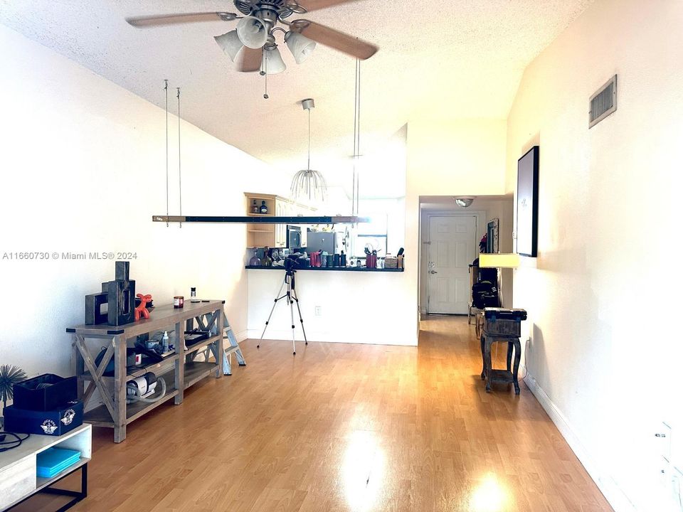 For Rent: $2,100 (2 beds, 2 baths, 986 Square Feet)