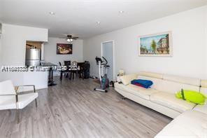 For Sale: $220,000 (2 beds, 1 baths, 840 Square Feet)