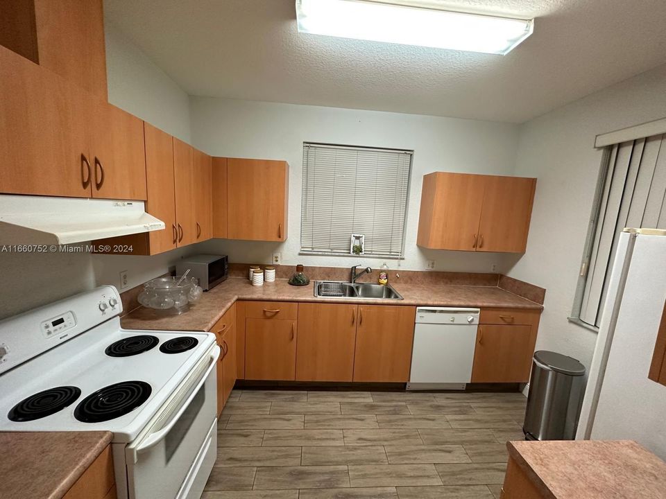 For Rent: $2,600 (3 beds, 2 baths, 1426 Square Feet)