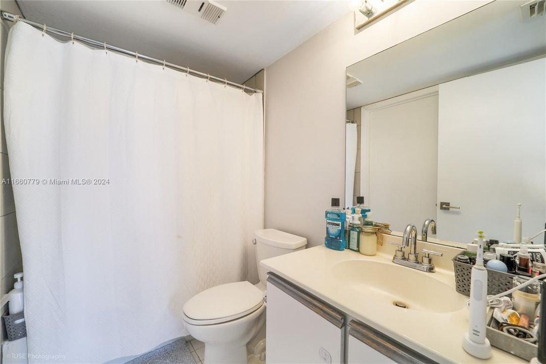 For Sale: $580,000 (2 beds, 2 baths, 950 Square Feet)