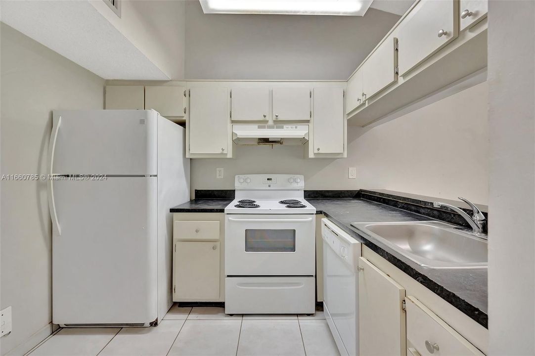 For Sale: $299,900 (2 beds, 2 baths, 1202 Square Feet)