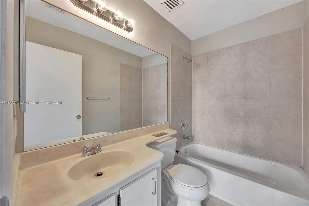 For Sale: $299,900 (2 beds, 2 baths, 1202 Square Feet)