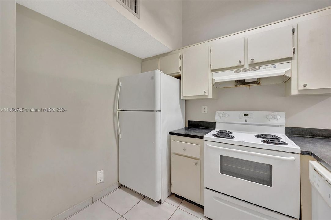 For Sale: $299,900 (2 beds, 2 baths, 1202 Square Feet)