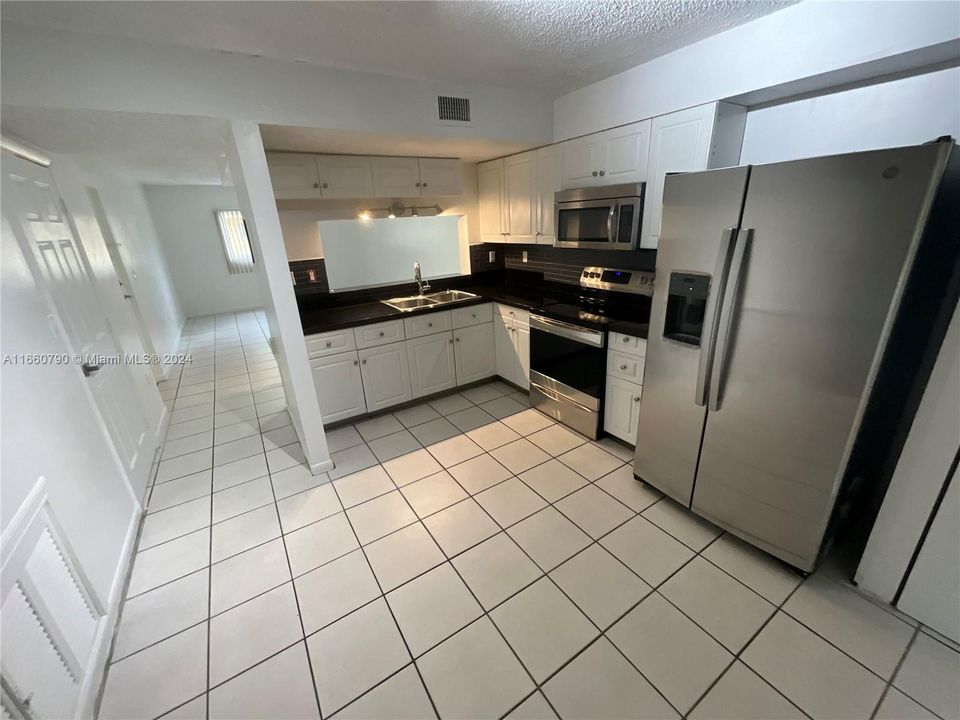 For Sale: $299,000 (2 beds, 2 baths, 1030 Square Feet)