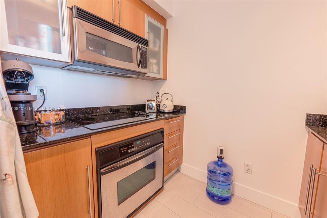 For Rent: $3,000 (1 beds, 1 baths, 846 Square Feet)