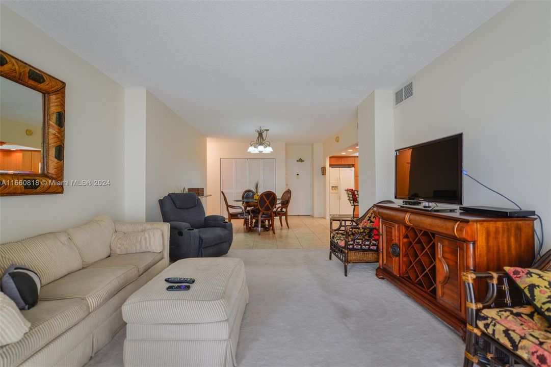 For Sale: $345,000 (1 beds, 1 baths, 870 Square Feet)