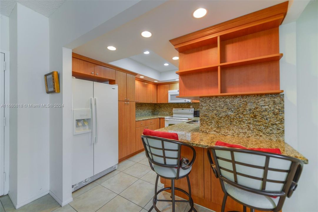 For Sale: $345,000 (1 beds, 1 baths, 870 Square Feet)