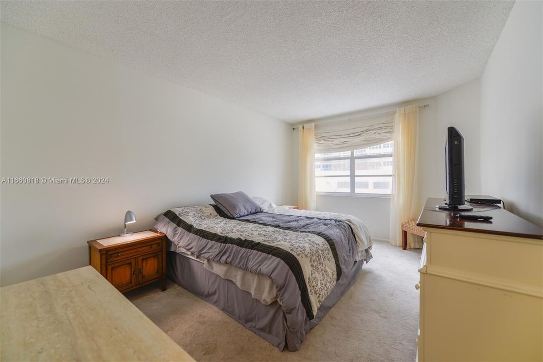 For Sale: $345,000 (1 beds, 1 baths, 870 Square Feet)