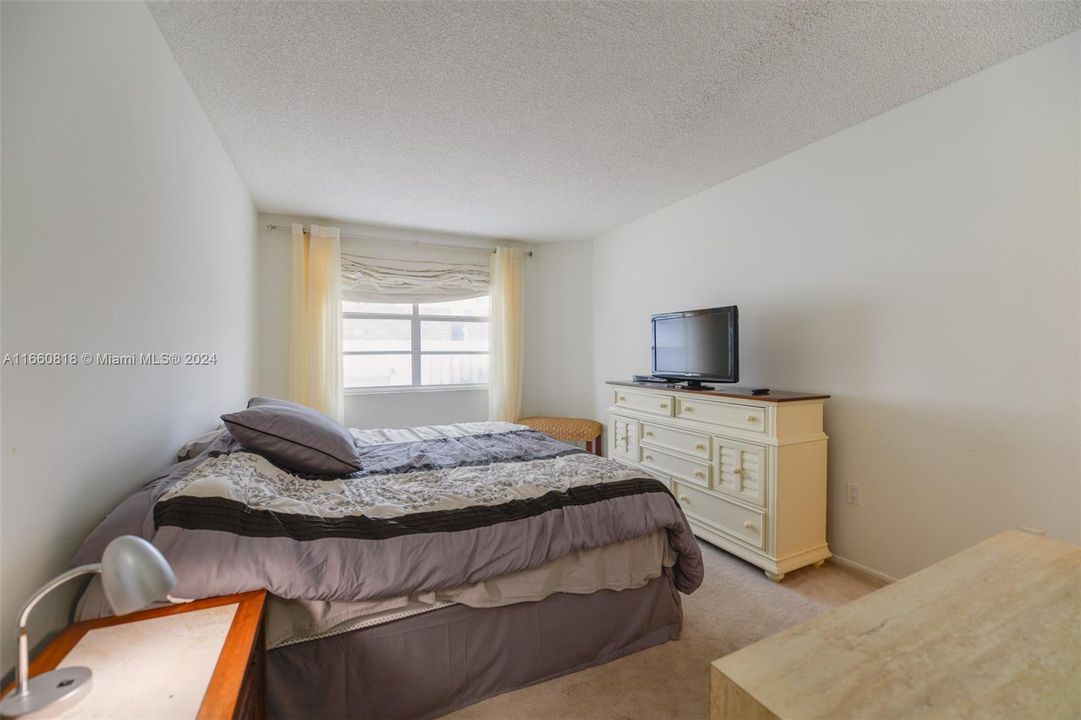 For Sale: $345,000 (1 beds, 1 baths, 870 Square Feet)