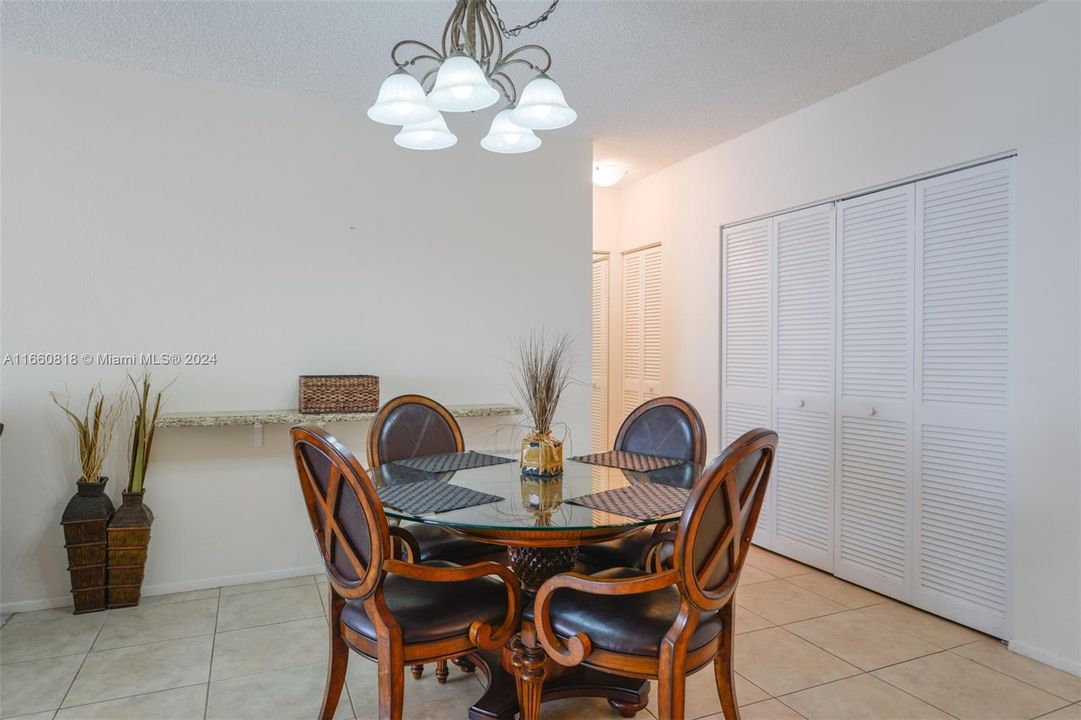 For Sale: $345,000 (1 beds, 1 baths, 870 Square Feet)