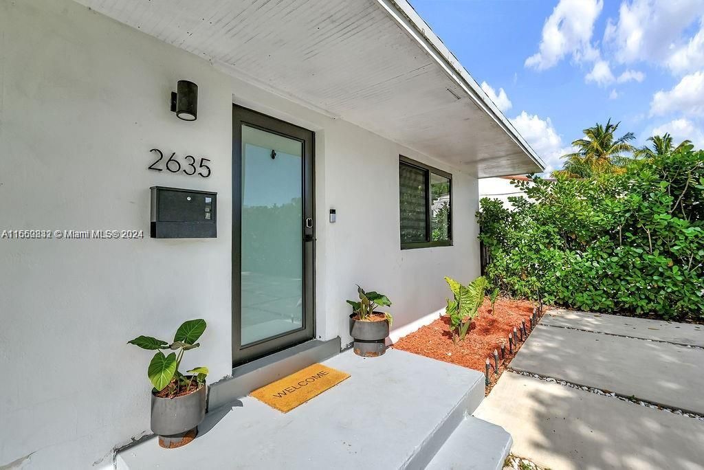 For Sale: $639,000 (2 beds, 1 baths, 991 Square Feet)