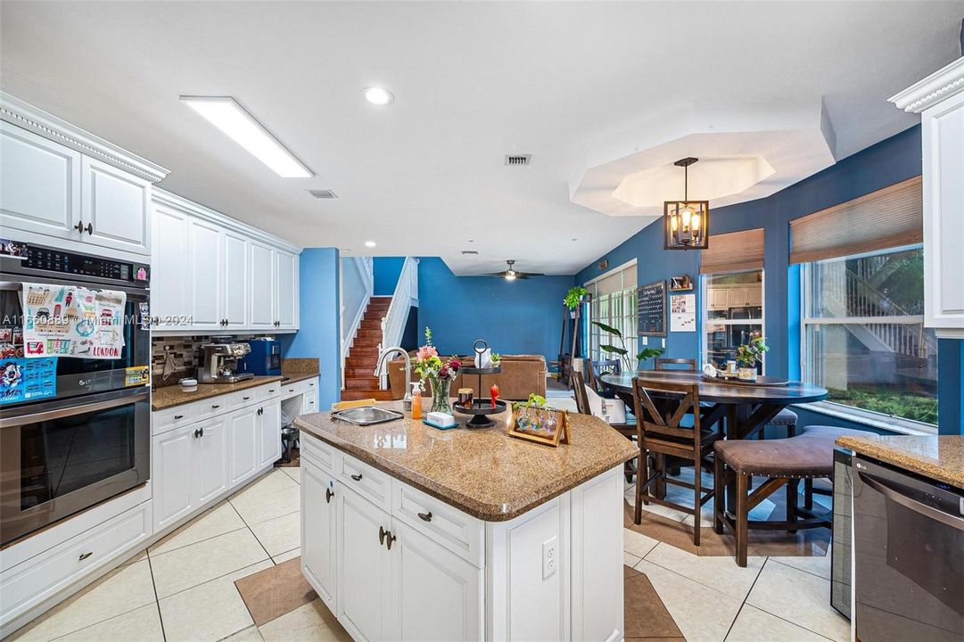 For Sale: $825,000 (4 beds, 2 baths, 2874 Square Feet)